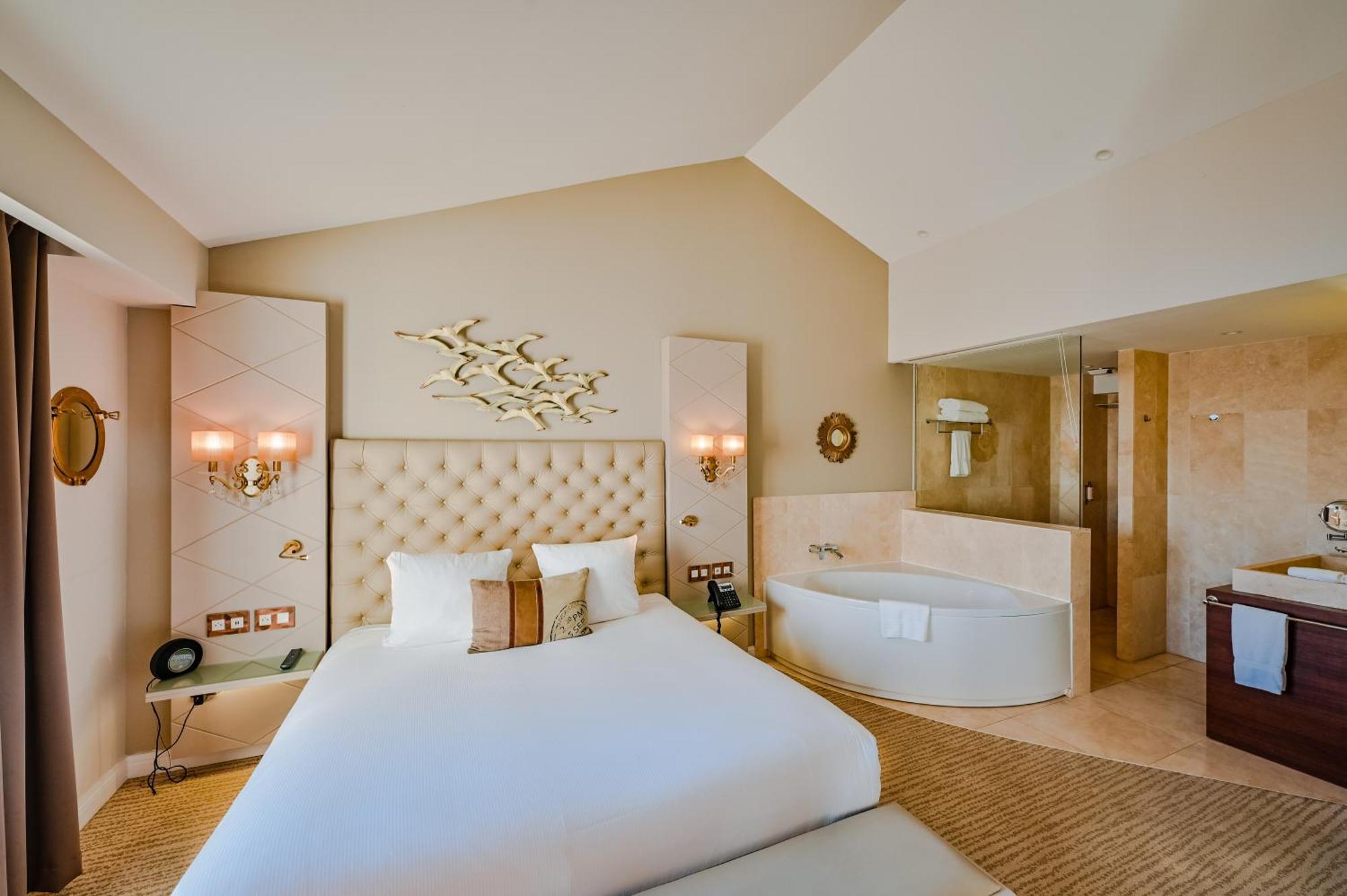 Hotel Grand Des Sablettes Plage, Curio Collection By Hilton 4*
