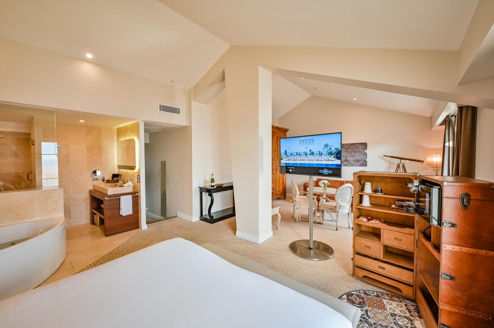 Hotel Grand Des Sablettes Plage, Curio Collection By Hilton 4*