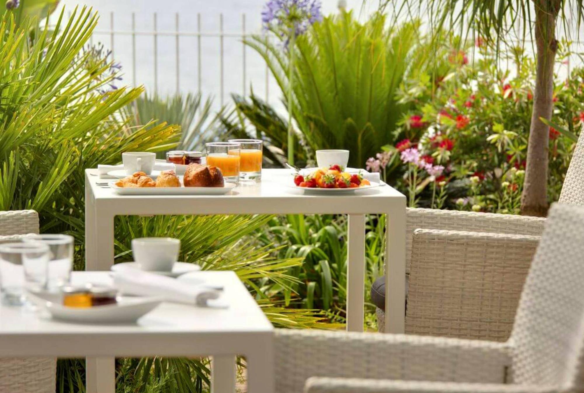 Grand Des Sablettes Plage, Curio Collection By Hilton